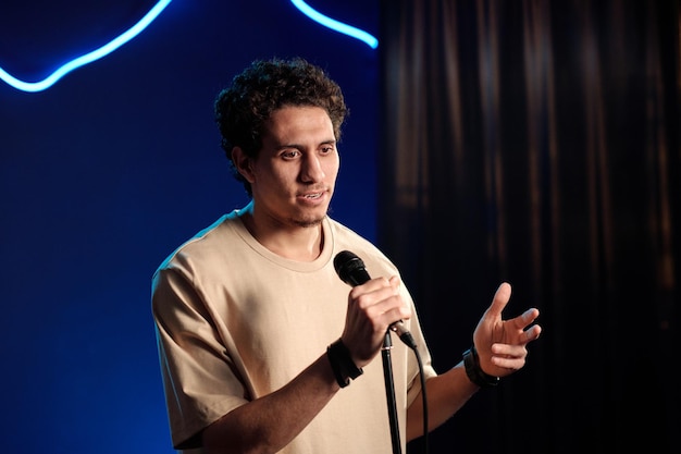 Comediante do clube de stand-up no palco