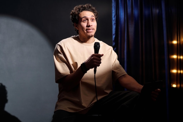 Comediante de stand-up haciendo un monólogo