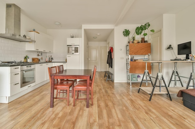 Comedor y cocina en una espaciosa habitación grande