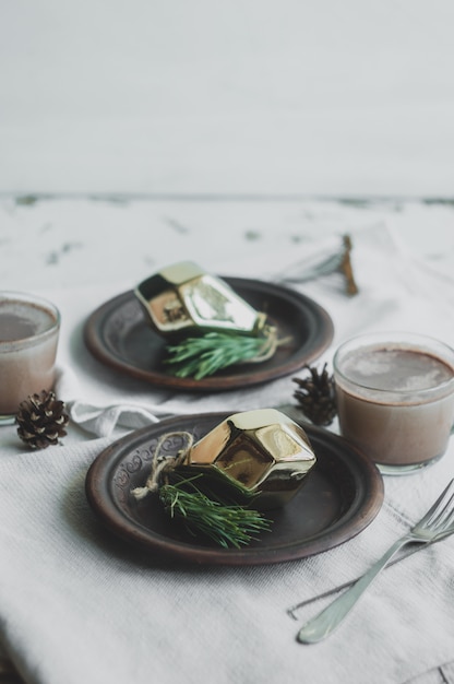 Comedor decorado con piñas, ramas y adornos navideños dorados.