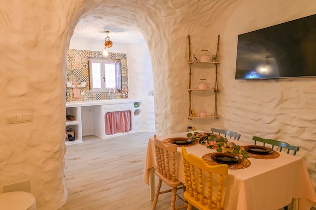 Comedor dentro de una cueva troglodita para turismo rural