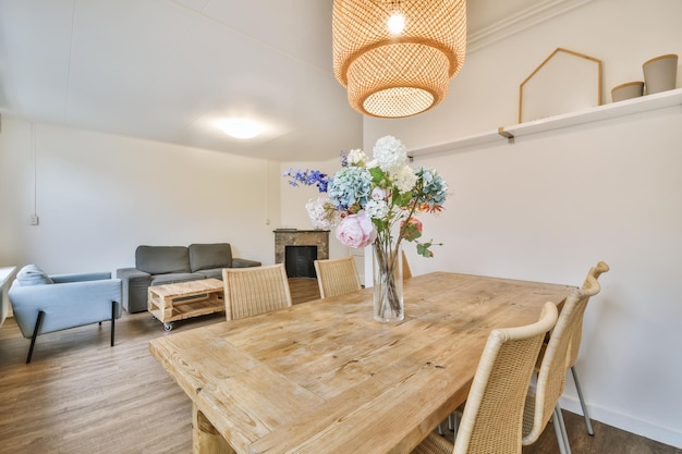 Comedor encantador con una mesa de madera maciza