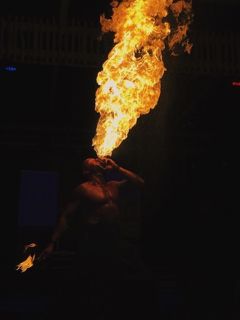 Comedor de fuego actuando durante la noche