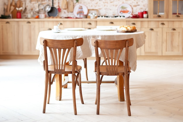 Foto comedor interior con una mesa de comedor rústica redonda con sillas.