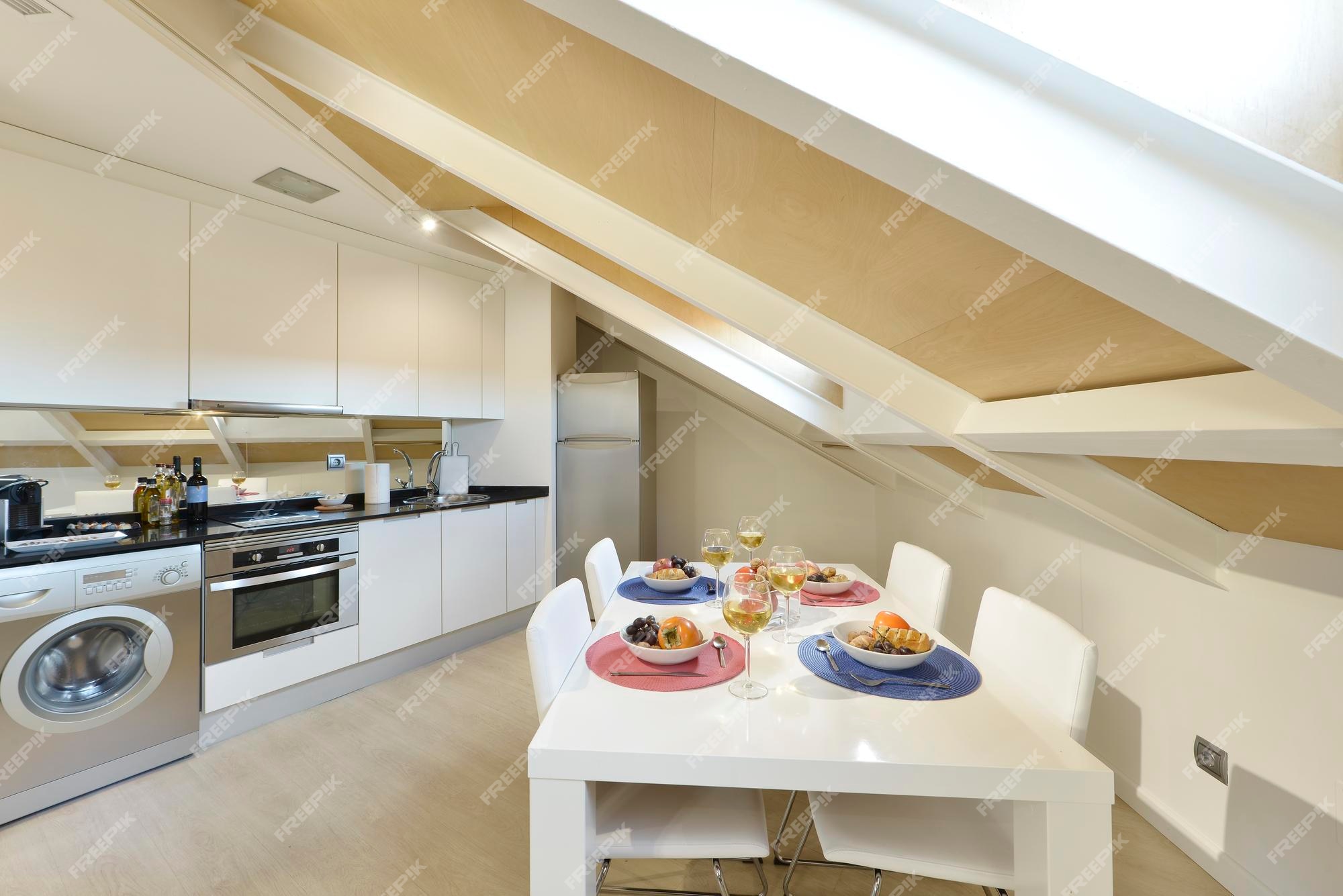 Comedor con mesa de madera blanca sillas tapizadas en polipiel