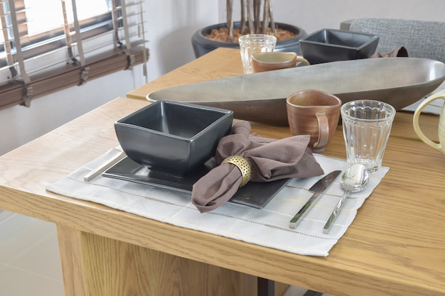 Comedor mesa de madera en casa moderna con elegante ajuste de mesa