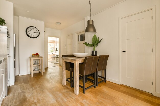 un comedor con una mesa de madera y sillas