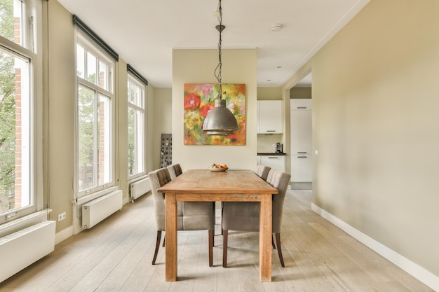 Un comedor con una mesa y sillas de madera.