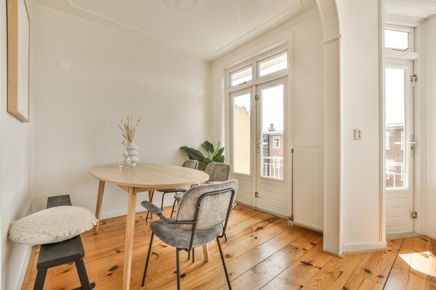 un comedor con un piso de madera y una mesa