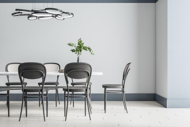 Comedor soleado de estilo ecológico con panel blanco en el centro, mesa grande blanca de parquet y modernas sillas de madera alrededor