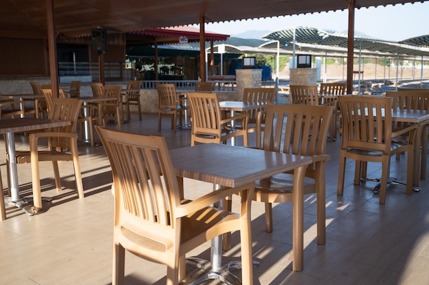 Comedor vacío en el resort.