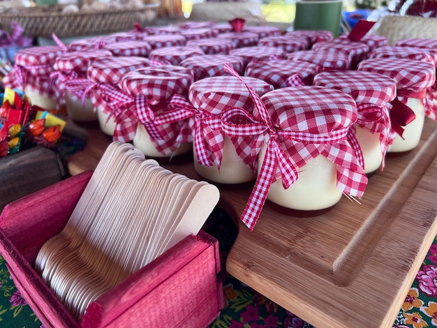 Comemoração da festa junina brasileira festa junina tema com doces típicos bolo pipoca amendoim e Pacoca na toalha de mesa de algodão