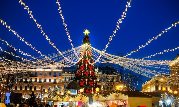 Comemoração de Ano Novo Feira de Ano Novo na cidade Árvore de Natal decorada com luzes