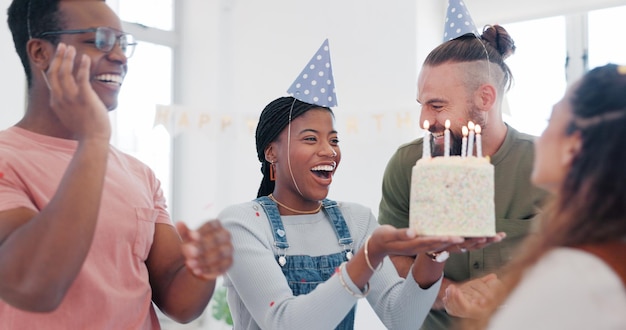 Comemoração de feliz aniversário e festa animada de empresários e uau pelo sucesso na reunião criativa Surpresa de anúncio e comemoração de funcionários da equipe ou promoção de mulher negra com um bolo