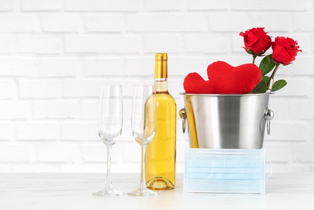 Comemoração do Dia dos Namorados com conceito de proteção de vinho, buquê e máscara facial durante esse período difícil.