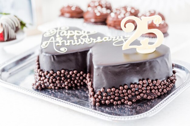 Comemorando o aniversário de casamento com bolo de chocolate em forma de coração.