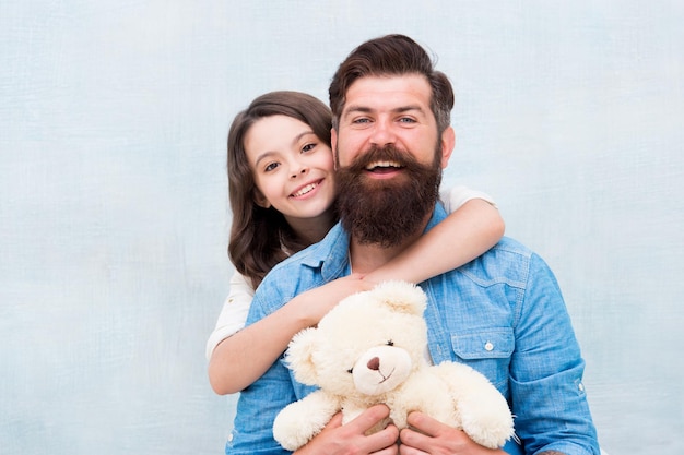 Comemorando o aniversário dos pais Filha abraça o pai no dia dos pais Família feliz comemora o dia internacional dos pais Feliz dia dos pais Te amo pai copy space