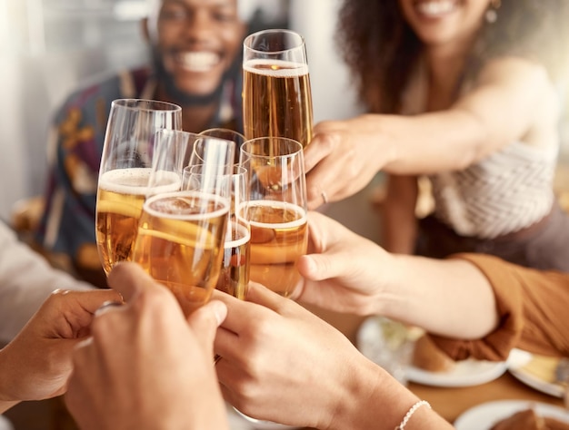 Comemorando os bons momentos Foto de um grupo de amigos brindando em restaurante