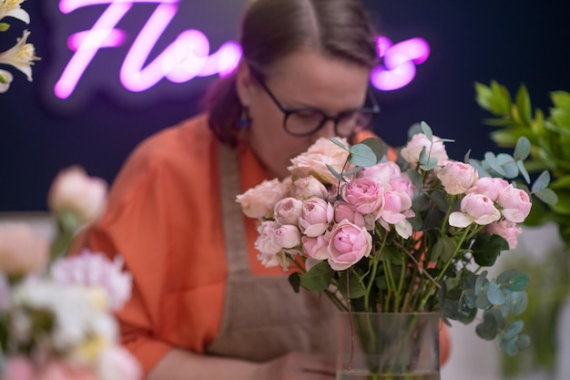 Comemore novos começos apresentando um buquê de primavera de tirar o fôlego feito por floristas especializados