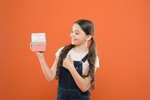 Comemore o aniversário A criança ama o presente de aniversário Faça compras e ganhe bônus extra Sentindo-se grato pelo bom presente Surpresa e presente agradável Criança feliz segure a caixa de presente Obrigado criança presente encantado