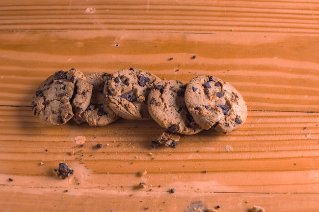 comendo biscoitos de chocolate enquanto toma um copo de leite