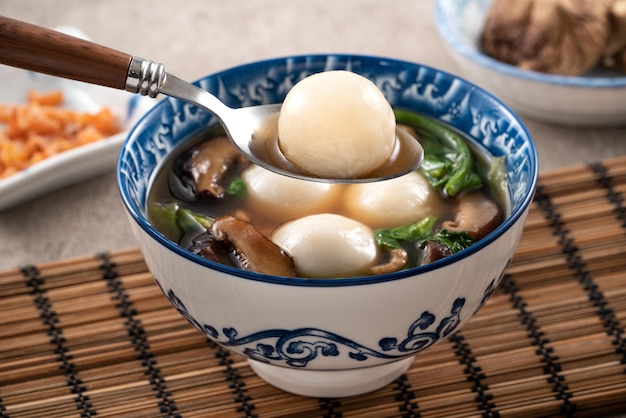 Comendo grande yuanxiao tangyuan com sopa saborosa em Taiwan