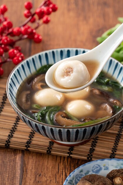 Comendo grande yuanxiao tangyuan com sopa saborosa em Taiwan