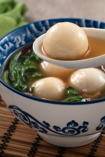 Comendo grande yuanxiao tangyuan com sopa saborosa em Taiwan