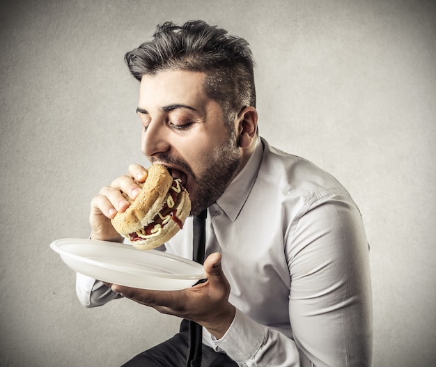 Comendo hambúrguer insalubre