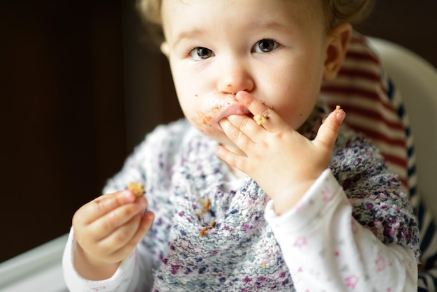 Comendo menina com rosto bagunçado