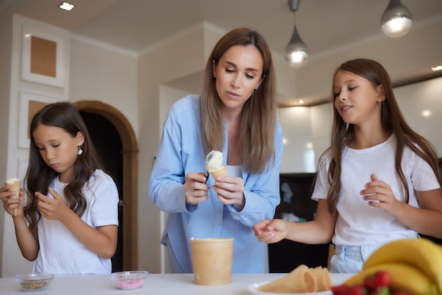 Comendo sorvete Família asiática feliz comendo sorvete em casa Linda criança alimentando mãe