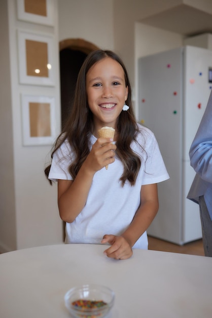 Comendo sorvete Família asiática feliz comendo sorvete em casa Linda criança alimentando mãe