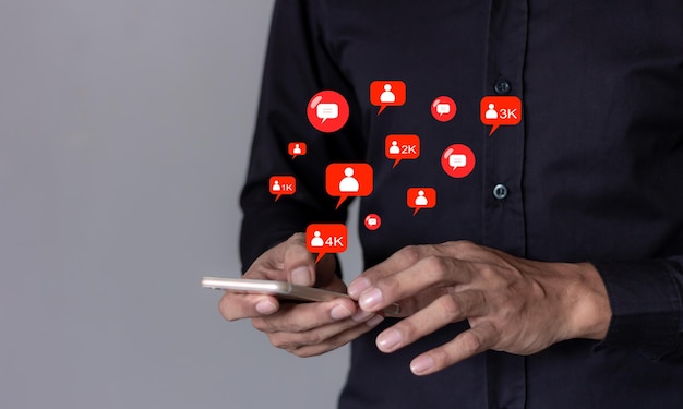 Comentário e Como conceito de mídia social Homem usando smartphone móvel com mídia social