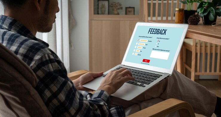 Foto comentarios de los clientes y análisis de reseñas mediante software informático moderno.