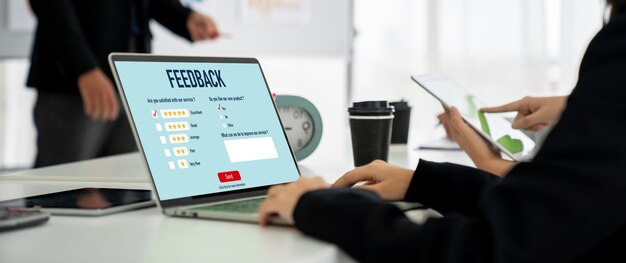 Comentarios de los clientes y análisis de reseñas mediante software informático moderno.