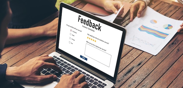 Comentarios de los clientes y análisis de reseñas mediante software informático moderno.
