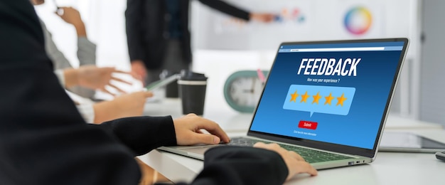 Comentarios de los clientes y análisis de reseñas mediante software informático moderno.