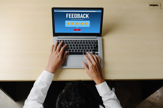 Comentarios de los clientes y análisis de reseñas mediante software informático moderno.