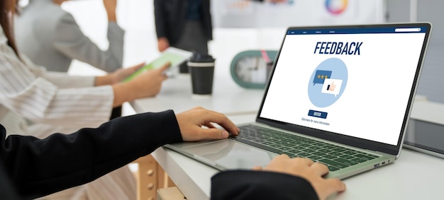 Comentarios de los clientes y análisis de reseñas mediante software informático moderno.