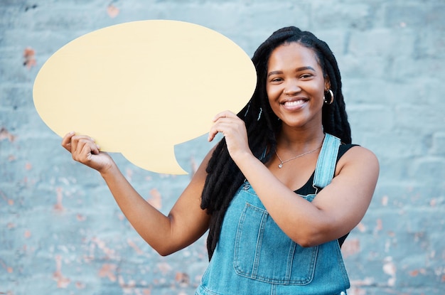 Comente las redes sociales y la idea con una mujer negra y un globo de diálogo con una maqueta para revisar el voto y la encuesta. Diseñe noticias y redes con una niña y contacto de comunicación e icono de voz.