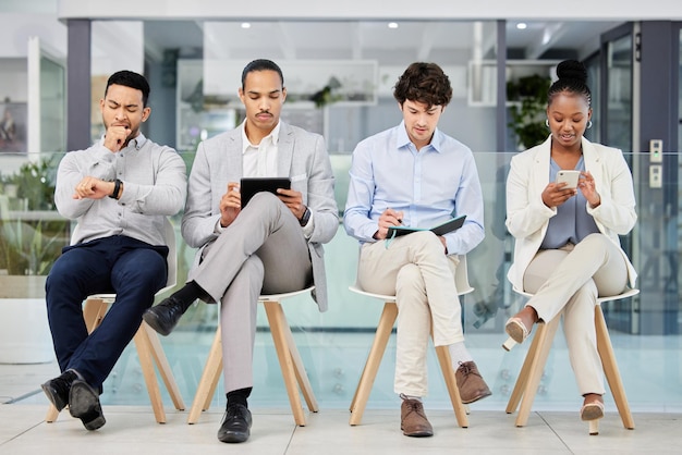 Comenzando con otra gran campaña. Fotografía de un grupo de personas que esperan ser entrevistadas para un trabajo en una oficina moderna.