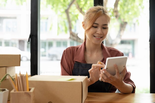 Comenzar una pequeña empresa Propietarias de PYMES Mujeres emprendedoras Verificar pedidos en línea a través de una calculadora Prepararse para empacar cajas para la venta a clientes de PYME Ideas de negocios en línea