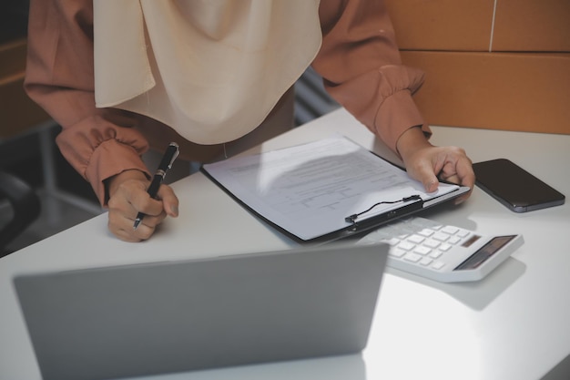 Comenzar pequeñas empresas propietarios de PYME mujeres empresarias Escriba la dirección en la caja de recibo y consulte los pedidos en línea para prepararse para empacar las cajas vender a los clientes ideas de negocio en línea