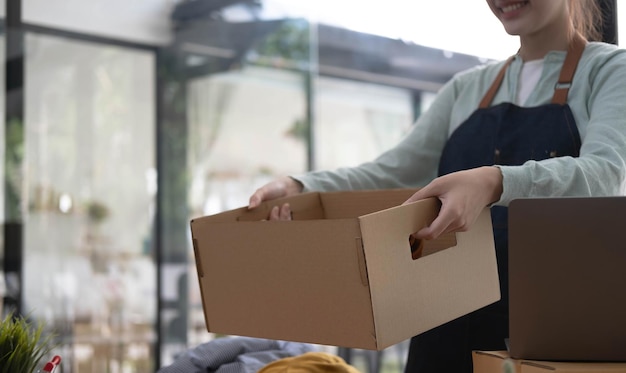 Comenzar pequeñas empresas propietarios de PYME mujeres empresarias Escriba la dirección en la caja de recibo y verifique los pedidos en línea para prepararse para empacar las cajas vender a los clientes ideas de negocios sme en línea