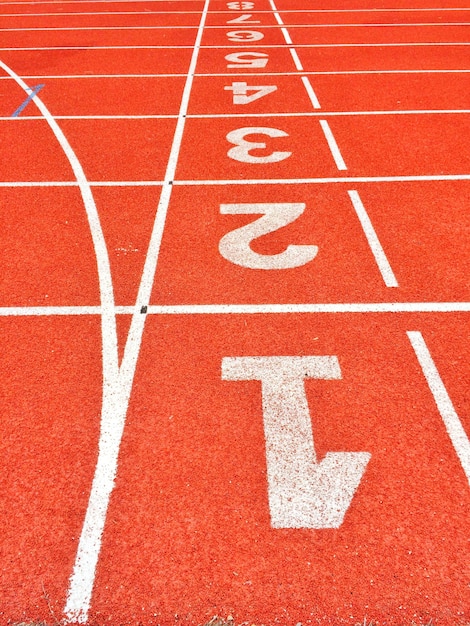 Foto comenzar y terminar de correr deporte de pista atlético