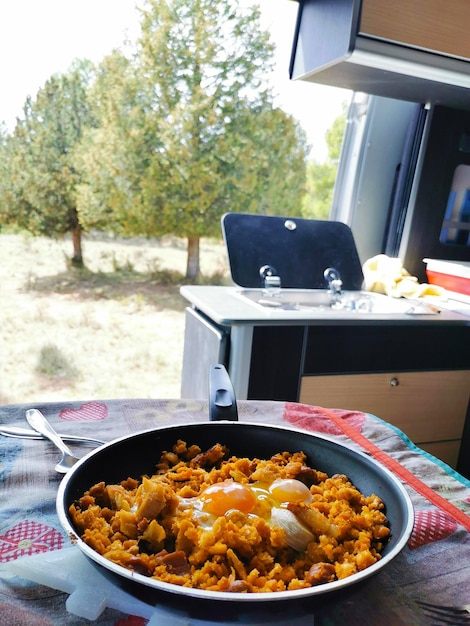 Comer en autocaravana en un camping en el campo