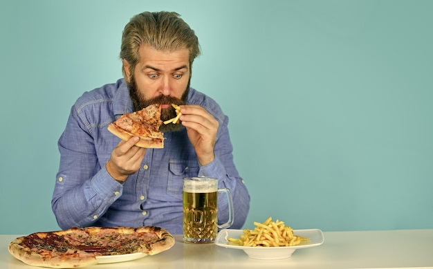 comer y beber en el bar menú del pub americano hombre viendo fútbol mientras bebe cerveza con pizza y papas fritas comer pizza y beber mejor fiesta aquí soltero hombres club espacio de copia