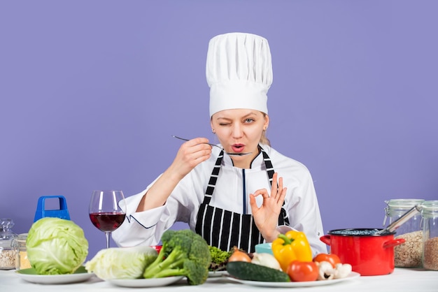 Comer bien vivir bien ser productos ecológicos realmente profesionales para cocinar Chef verduras frescas y deliciosas para cocinar Cocinar verduras frescas chef feliz mujer culinaria y cocina