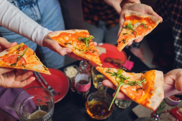 Comer Comida Mãos em close-up de Pessoas Tomando Fatias de Pizza de Calabresa Grupo de Amigos Compartilhando Pizza Comida Rápida Amizade Estilo de Vida Lazer