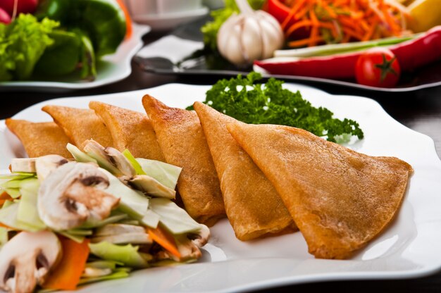 Comer comida rápida, en un plato